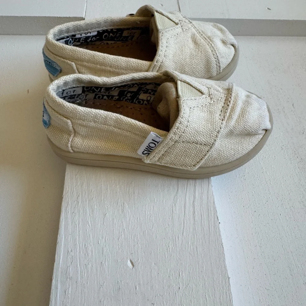 Toms Kids Shoes in Cream - Picture 2 of 3